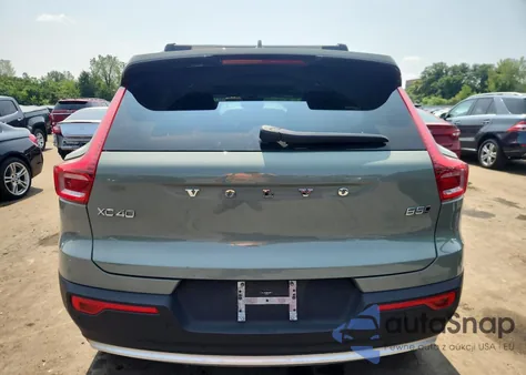 2025 Volvo Xc40 Core z USA, uszkodzony, nr VIN YV4L12UJ0S2468016